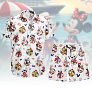 Może przedstawiać: Biała koszula i pasujące szorty z powtarzającym się wzorem Myszki Miki, Myszki Minnie, Kaczora Donalda i Daisy Duck w kołach ratunkowych. Wzór marynistyczny zawiera kotwice, koła sterowe i sylwetki Myszki Miki.