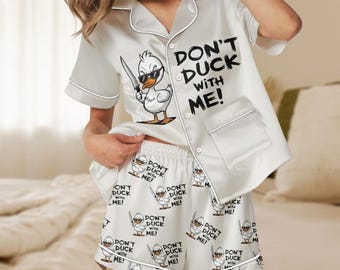 Ducks korta satinpyjamas, Don't Duck With Me-sovshorts, Roliga mjuka nattkläder med djurmotiv, Roliga satinsovkläder, Sommarpyjamas med djurmotiv