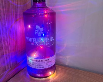 Bouteille de gin rhubarbe et gingembre avec éclairage Whitley Neill