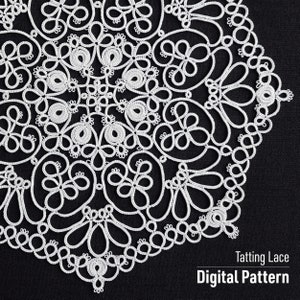 Puede incluir: Doily de encaje de tatting blanco con un delicado patrón floral sobre un fondo negro. El texto "Tatting Lace Digital Pattern" está impreso debajo del doily.