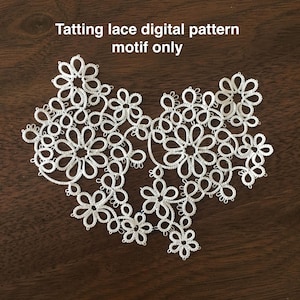 Peut inclure: Motif de patron numérique de dentelle au crochet blanc. Le motif de dentelle délicate présente des motifs floraux et tourbillonnants. Le texte "Tatting lace digital pattern motif only" est visible. La dentelle est posée sur une surface en bois brun foncé.