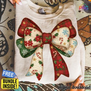 Könnte beinhalten: Beiges Sweatshirt mit großem Schleifendesign. Die Schleife besteht aus rot karierten, grünen und cremefarbenen Abschnitten, verziert mit Weihnachtssternen, Schneeflocken, Zuckerstangen und Sternen. Der Text "FREE BUNDLE INSIDE!" ist sichtbar.