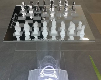 Table d'échecs. Table et pièces uniques en plexiglas.