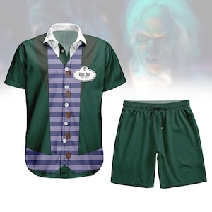 Pode incluir: Um conjunto de duas peças com uma camisa de manga curta e calções. A camisa tem um corpo verde com um design de colete listrado roxo e branco, botões castanhos e uma gola branca. Os calções são verdes lisos. A camisa tem uma etiqueta com "Ghost Host".