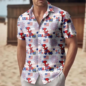 Puede incluir: Camisa de manga corta con un estampado repetido de un superhéroe de dibujos animados, banderas americanas, fuegos artificiales y los textos "USA" y "4th of July" sobre un fondo azul claro. La camisa tiene un cuello clásico y se lleva abierta.