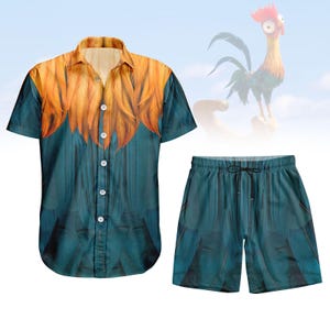 Puede incluir: Un conjunto de camisa y pantalón corto a juego con un diseño de plumas. La camisa de manga corta tiene un cuello beige y detalles de plumas naranjas en el pecho. Los pantalones cortos son de color verde azulado con un patrón de plumas a juego. Un gallo de dibujos animados está en el fondo.