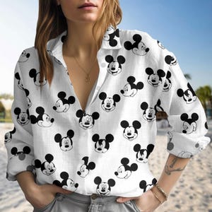 Blusa de Mickey Mouse, blusa Disney en blanco y negro, regalo para ella, top minimalista de lino con dibujos animados