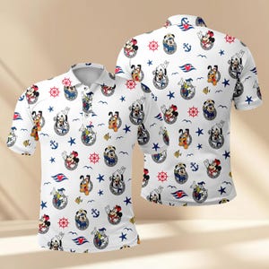 Puede incluir: Polo blanco con un estampado repetido de personajes de dibujos animados, incluyendo Mickey y Minnie Mouse, y elementos náuticos como anclas y timones. La camisa tiene cuello y mangas cortas.