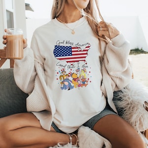 Camiseta "Dios bendiga a América" de Pooh y sus amigos, camiseta de colores cómodos del 4 de julio, linda camiseta patriótica, camiseta de dibujos animados con el mapa de la bandera de EE. UU.