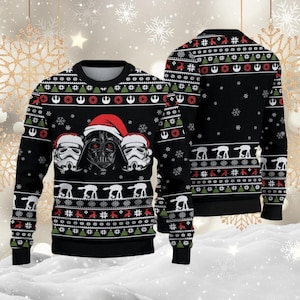 Könnte beinhalten: Schwarzer Weihnachts-Pullover mit Darth Vader mit Weihnachtsmütze und zwei Sturmtrupplern mit Weihnachtsmützen. Der Pullover hat ein sich wiederholendes Muster aus Schneeflocken, Star Wars-Symbolen und AT-AT-Walkern. Das Design enthält rote, weiße und grüne Akzente.