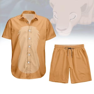 Puede incluir: Conjunto de dos piezas en color marrón claro. Incluye una camisa de manga corta con diseño de melena de león y pantalones cortos a juego con cordón. Conjunto de ropa temática para un look casual y divertido.