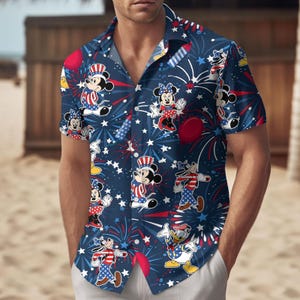 Camicia hawaiana di Topolino, Minnie e Paperino, Camicia con bottoni e fuochi d'artificio del 4 luglio, Camicia hawaiana Disney del 4 luglio, Gif patriottica delle vacanze Disney