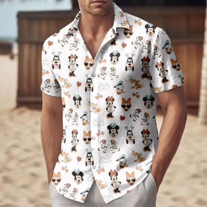 Może przedstawiać: Biała koszula z krótkim rękawem z powtarzającym się wzorem postaci z kreskówek, w tym Myszki Miki i Minnie, Kaczora Donalda i Pluto. Koszula ma klasyczny kołnierzyk i jest wykonana z lekkiej tkaniny.