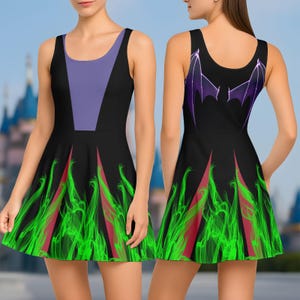 Puede incluir: Vestido negro sin mangas con canesú morado y falda acampanada. La falda presenta un diseño de llamas verdes y rojas. La parte trasera del vestido tiene un diseño de alas de murciélago moradas. Una prenda única y elegante.