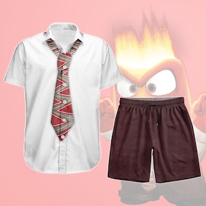 Puede incluir: Una camisa blanca de manga corta con una corbata a rayas en rojo, gris y amarillo, combinada con pantalones cortos granate. La corbata está anudada y los pantalones cortos tienen un cordón. El conjunto se muestra sobre un fondo rosa.