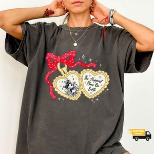 Maglietta con colori comfort di Topolino, il posto più felice sulla Terra, maglietta con ciondolo a forma di cuore con fiocco rosso, regalo magico per coppie Disney, maglietta con grafica dei cartoni animati