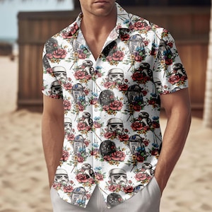 Può includere: Camicia bianca a maniche corte con un design a tema Star Wars. La camicia presenta un motivo ripetuto di personaggi di Star Wars, tra cui Darth Vader, Stormtroopers e R2-D2, intervallati da rose rosse e rosa. La camicia è realizzata in un tessuto leggero.