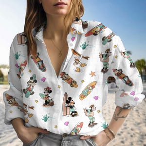 Blusa surfera de Mickey y sus amigos, bonito regalo de Disney para mamá, blusa playera de verano, blusa con botones para vacaciones de verano, blusa retro de dibujos animados.