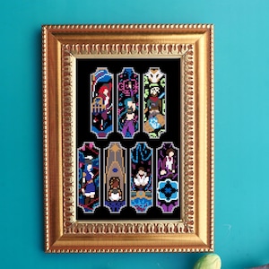Puede incluir: Una impresión enmarcada de ocho imágenes de arte de píxeles, cada una representando un personaje diferente en un estilo de vitral. Los personajes visten ropa colorida y tienen peinados únicos. El fondo es negro.