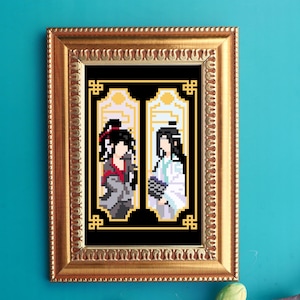 Può includere: Stampa di pixel art incorniciata con due figure in abiti tradizionali cinesi. Le figure sono raffigurate in una cornice nera e dorata con dettagli intricati. Lo sfondo è nero.