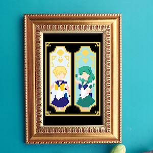 Könnte beinhalten: Ein gerahmter Pixel-Kunstdruck mit zwei Anime-Charakteren in goldenen und blauen Rahmen. Die Charaktere tragen Matrosenanzüge und haben blonde und grüne Haare.