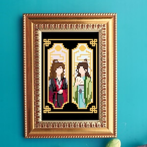 Puede incluir: Una impresión de arte de píxeles enmarcada que presenta dos figuras con ropa tradicional china, una en rojo y otra en verde, de pie en marcos dorados ornamentados sobre un fondo negro.
