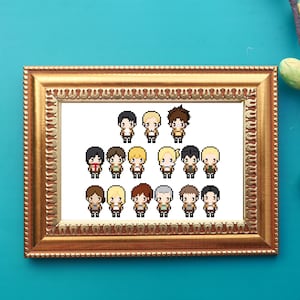 Puede incluir: Un diseño de punto de cruz enmarcado con 16 personajes pixelados del anime Ataque a los Titanes. Los personajes están dispuestos en cuatro filas de cuatro, con cada personaje de pie sobre un fondo blanco.
