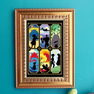 Puede incluir: Un bordado en punto de cruz enmarcado que presenta seis paneles rectangulares con siluetas pixeladas de personajes animados y paisajes en colores vibrantes, incluyendo azul, amarillo, rojo y verde, dentro de un marco dorado ornamentado.