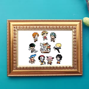 Può includere: Un ricamo a punto croce incorniciato con personaggi pixelati dell'anime One Piece. I personaggi includono Luffy, Zoro, Nami, Usopp, Sanji, Chopper, Robin, Franky, Brook e la nave Thousand Sunny.