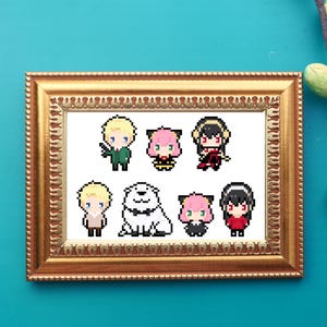 以下が含まれることがあります： 8人のピクセル化されたキャラクターを特徴とする額縁付きのクロスステッチデザイン。キャラクターは、金髪の男性、ピンク髪の女性、黒髪の女性、白い犬、ピンク髪の女性、黒髪の女性です。キャラクターはすべて異なるポーズと表情をしています。