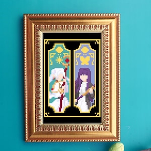 Puede incluir: Una impresión en pixel art enmarcada con dos figuras en un marco dorado. Las figuras están en un estilo de vidriera, una sosteniendo un bastón y la otra un instrumento musical. El fondo es negro y el marco es dorado.