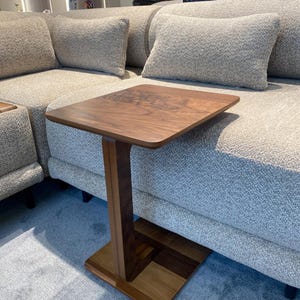 Mesa auxiliar de nogal macizo con ruedas, mesa auxiliar para el brazo del sofá, mesa con ruedas para el sofá, mesa auxiliar para espacios pequeños, muebles de madera hechos a mano. imagen 14
