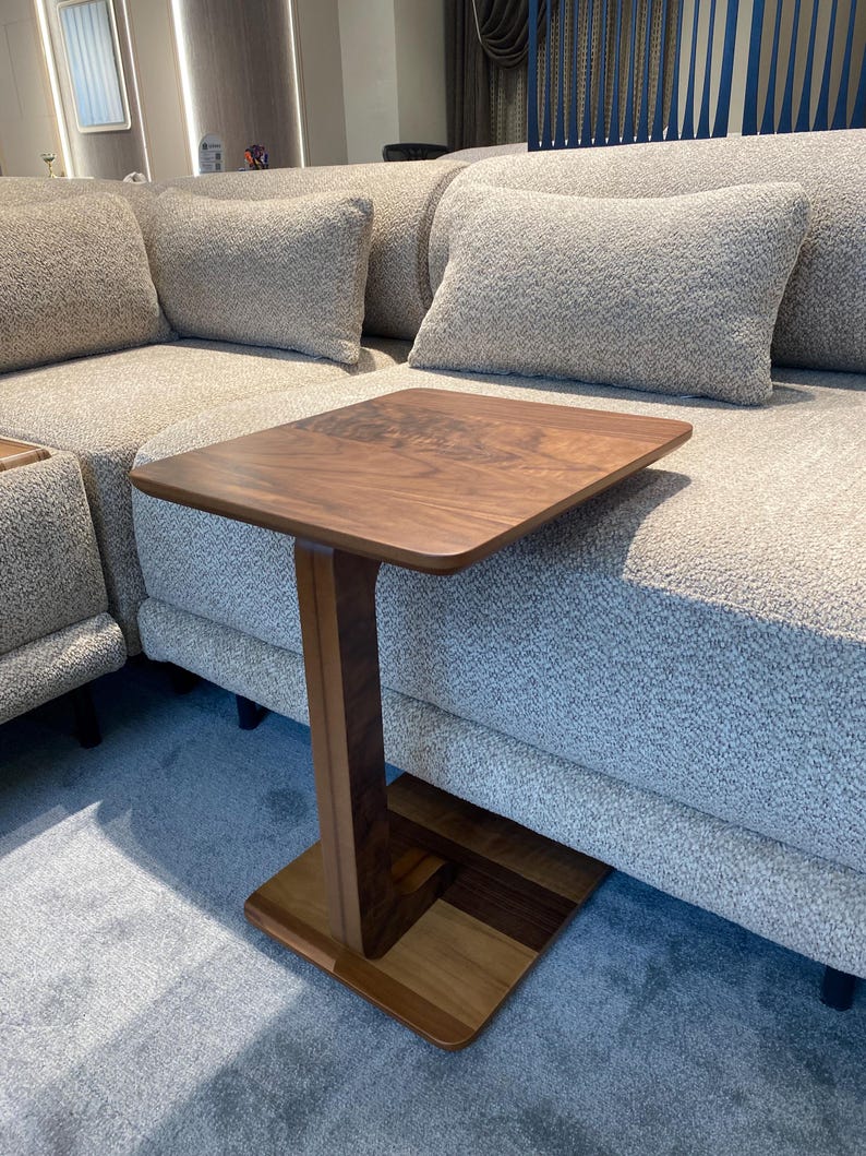 Mesa auxiliar de nogal macizo con ruedas, mesa auxiliar para el brazo del sofá, mesa con ruedas para el sofá, mesa auxiliar para espacios pequeños, muebles de madera hechos a mano. imagen 14