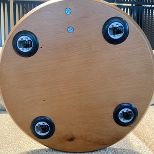 Mesa auxiliar de nogal macizo con ruedas, mesa auxiliar para el brazo del sofá, mesa con ruedas para el sofá, mesa auxiliar para espacios pequeños, muebles de madera hechos a mano. imagen 11
