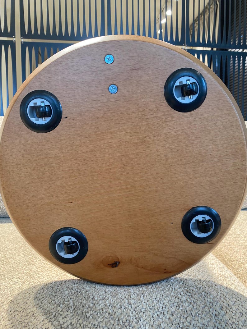 Mesa auxiliar de nogal macizo con ruedas, mesa auxiliar para el brazo del sofá, mesa con ruedas para el sofá, mesa auxiliar para espacios pequeños, muebles de madera hechos a mano. imagen 11