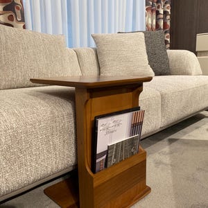 Mesa auxiliar de nogal macizo con ruedas, mesa auxiliar para el brazo del sofá, mesa con ruedas para el sofá, mesa auxiliar para espacios pequeños, muebles de madera hechos a mano.
