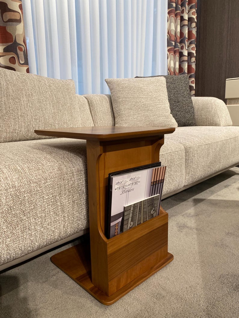 Mesa auxiliar de nogal macizo con ruedas, mesa auxiliar para el brazo del sofá, mesa con ruedas para el sofá, mesa auxiliar para espacios pequeños, muebles de madera hechos a mano. imagen 1