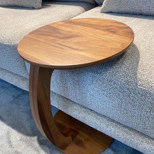 Mesa auxiliar de nogal macizo con ruedas, mesa auxiliar para el brazo del sofá, mesa con ruedas para el sofá, mesa auxiliar para espacios pequeños, muebles de madera hechos a mano. imagen 16
