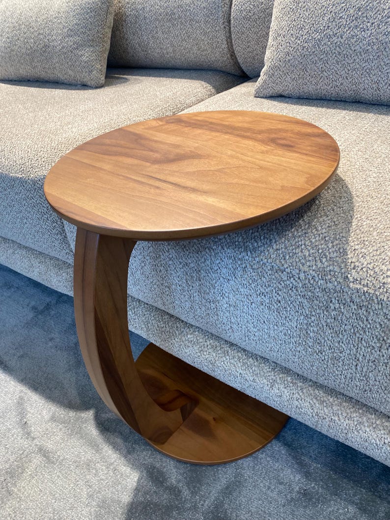 Mesa auxiliar de nogal macizo con ruedas, mesa auxiliar para el brazo del sofá, mesa con ruedas para el sofá, mesa auxiliar para espacios pequeños, muebles de madera hechos a mano. imagen 16