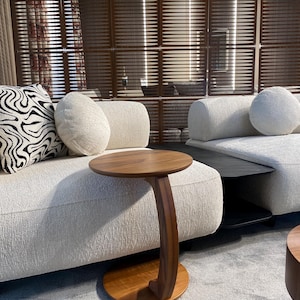 Mesa auxiliar de nogal macizo con ruedas, mesa auxiliar para el brazo del sofá, mesa con ruedas para el sofá, mesa auxiliar para espacios pequeños, muebles de madera hechos a mano. imagen 6