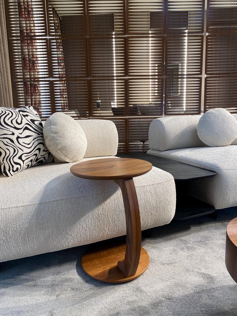 Mesa auxiliar de nogal macizo con ruedas, mesa auxiliar para el brazo del sofá, mesa con ruedas para el sofá, mesa auxiliar para espacios pequeños, muebles de madera hechos a mano. imagen 6