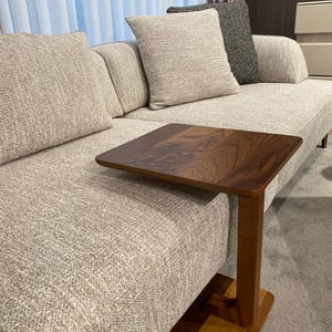 Mesa auxiliar de nogal macizo con ruedas, mesa auxiliar para el brazo del sofá, mesa con ruedas para el sofá, mesa auxiliar para espacios pequeños, muebles de madera hechos a mano. imagen 18