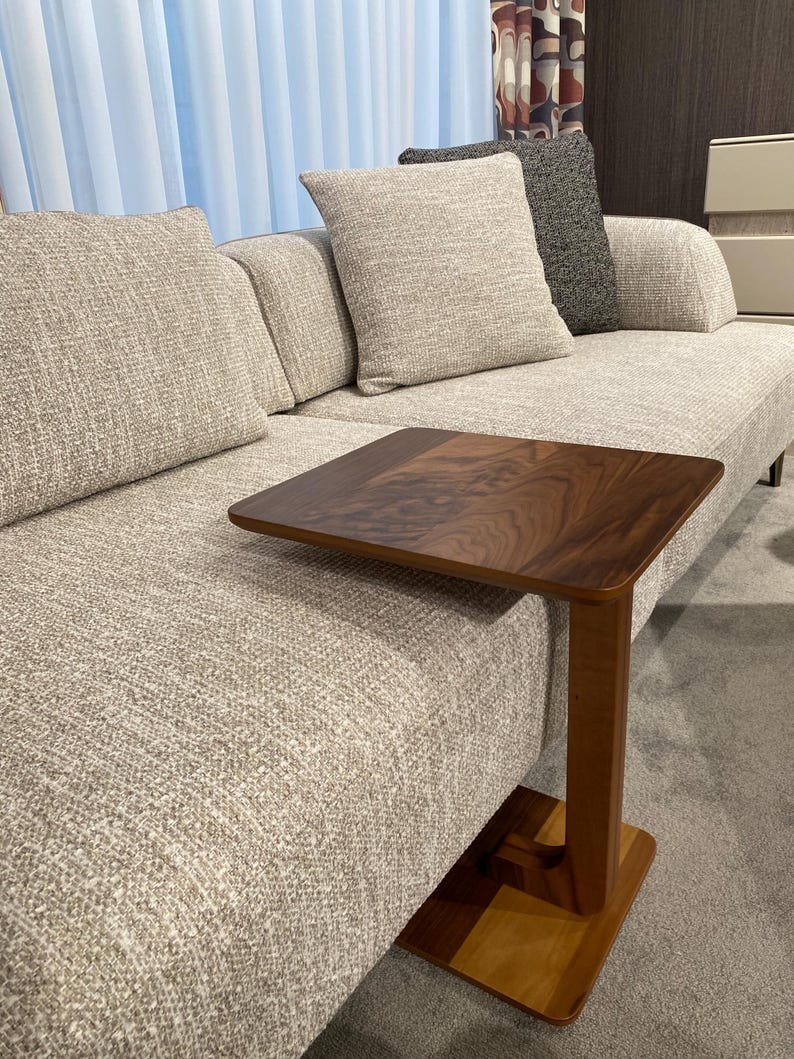 Mesa auxiliar de nogal macizo con ruedas, mesa auxiliar para el brazo del sofá, mesa con ruedas para el sofá, mesa auxiliar para espacios pequeños, muebles de madera hechos a mano. imagen 18