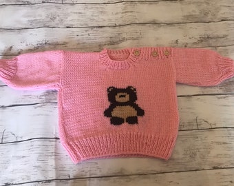 Roze handgebreide babytrui met teddybeerdetail