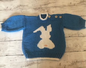 Handgebreide babytrui met konijndetail