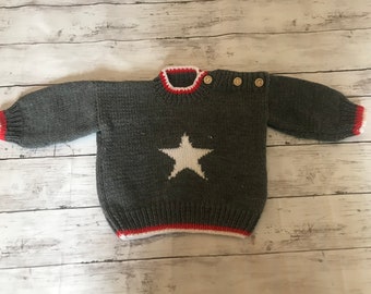 Grijze handgebreide babytrui met wit sterdetail