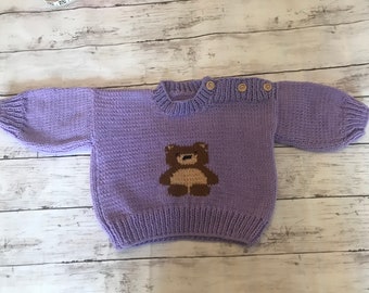 Maglione per bebè lavorato a mano lilla con dettaglio orsetto.