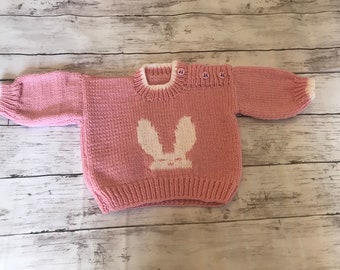 Roze handgebreide babytrui met konijndetail
