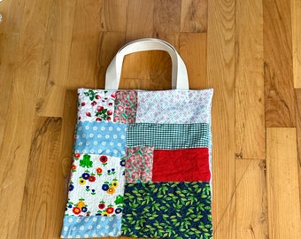 Bolsa de tela de retazos acolchada y hecha a mano
