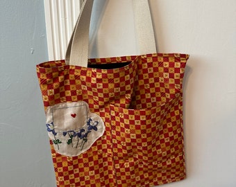 Bolsas de mano con bordado personalizado hechas a mano: ideales para regalos, personalizables y únicas.